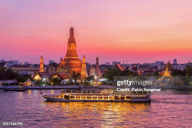 wat arun and cruise ship in twilight time - dinner boat imagens e fotografias de stock