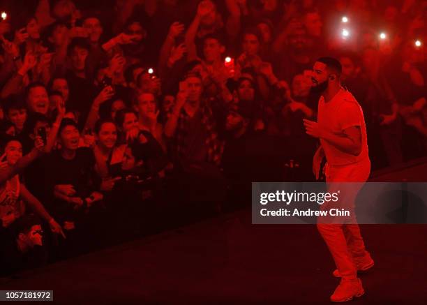 Drake Standing Rapper Rapper Holding Microphone Photos and Premium High Res Pictures - Getty ...