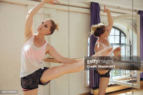 ballet dancer training in dance studio - bars stockfoto's en -beelden