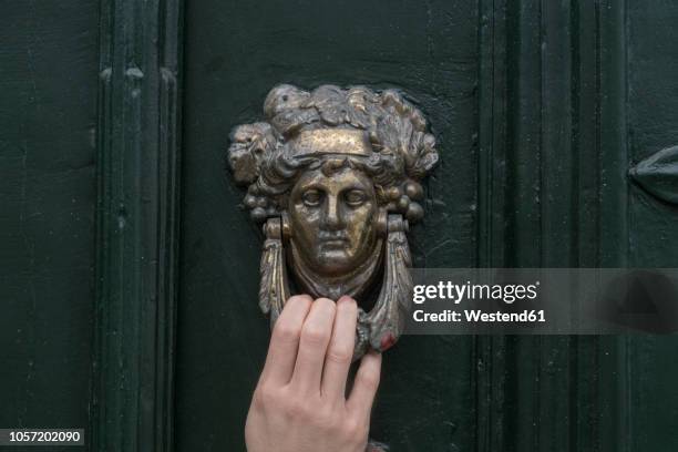 woman's hand on door knocker, close-up - bussare foto e immagini stock