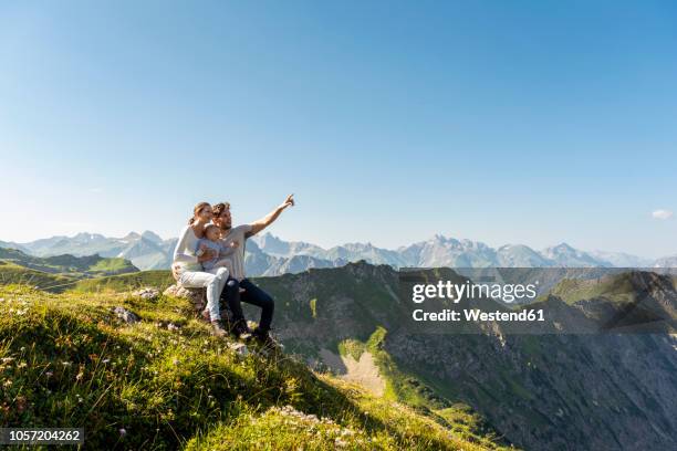 germany, bavaria, oberstdorf, family with little daughter on a hike in the mountains having a break looking at view - family holiday europe stock-fotos und bilder