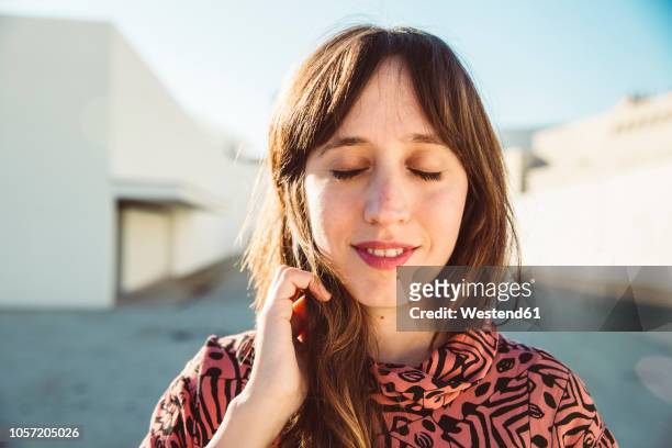 portrait of a woman with closed eyes, daydreaming - woman portrait eyes closed imagens e fotografias de stock