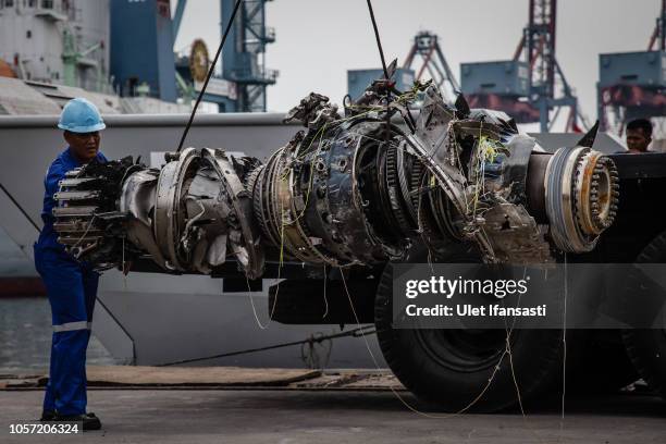 Indonesian rescue personnel recover the wreckage of an engine from the Lion Air flight JT 610 at Tanjung priok port on November 4, 2018 in Jakarta,...
