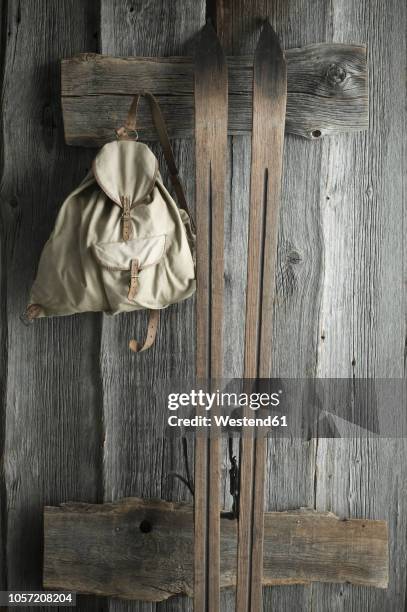 wooden ski and old backpack on a rustic wooden wall - ski closeup imagens e fotografias de stock