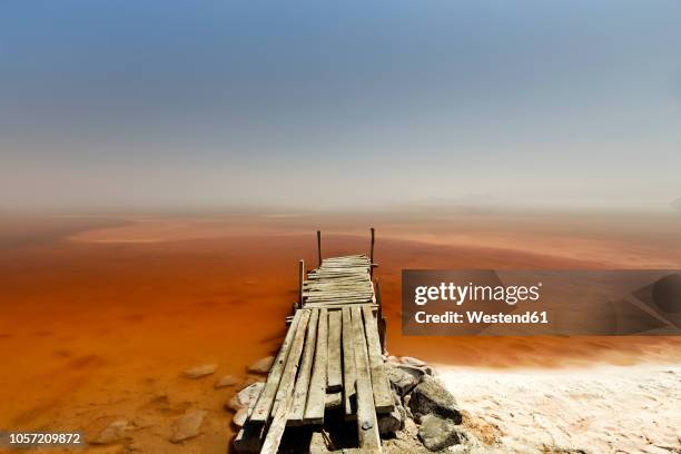 iran, west azerbaijan, urmia, urmia salt lake, wooden pier - lake urmia 個照片及圖片檔