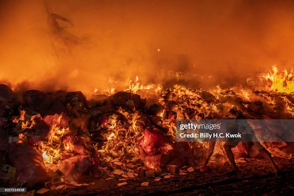 Taiwanese Celebrate The Wang Yeh Boat Burning Festival In Pingtung