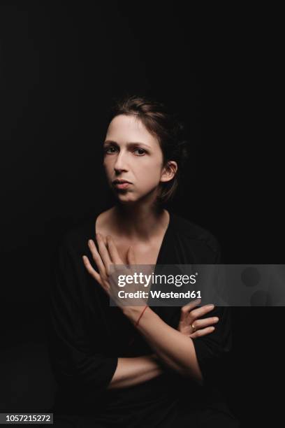 portrait of woman in front of black background - studio portrait dark background stock-fotos und bilder