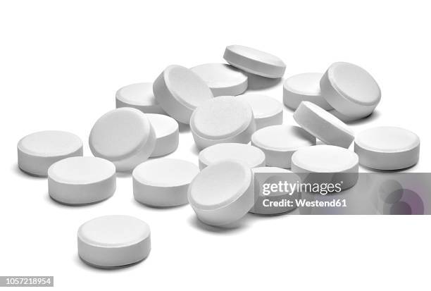 white pills on white background, close-up - comprimés photos et images de collection