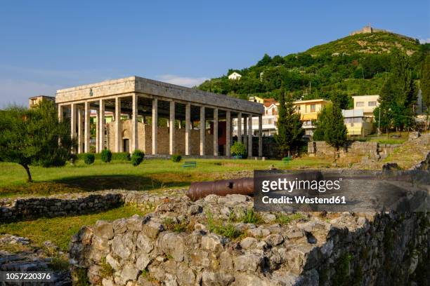 albania, lezhe, skanderbeg mausoleum and ruins of ancient lissos - mausoléu - fotografias e filmes do acervo