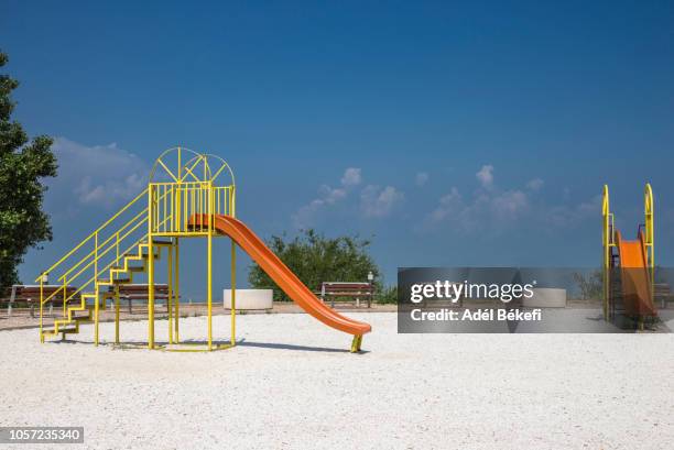 empty slides in playground - área de juego fotografías e imágenes de stock