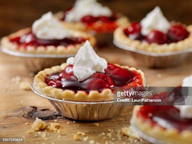 kirsch kuchen mit sahne - cherry pie stock-fotos und bilder