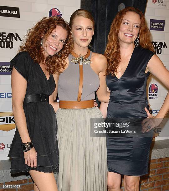 Robyn Lively, Blake Lively and Lori Lively attend Spike TV's "Scream 2010" at The Greek Theatre on October 16, 2010 in Los Angeles, California.