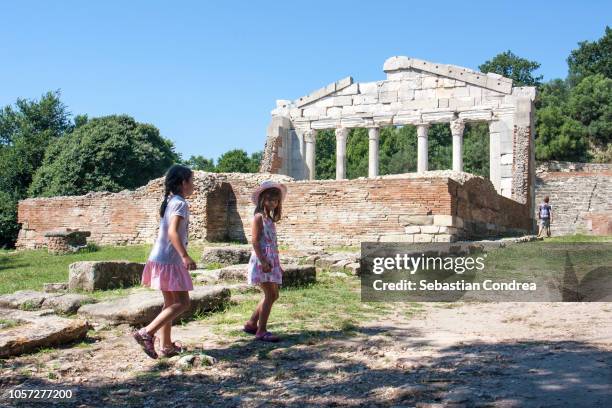 girls are looking for albanian civilization at the temple ruins in ancient apollonia, albania - tirana stockfoto's en -beelden