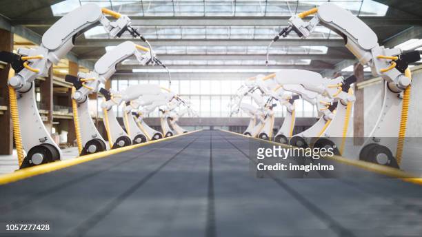 robots de soldadura y cinta transportadora en la fábrica automatizada - factory fotografías e imágenes de stock