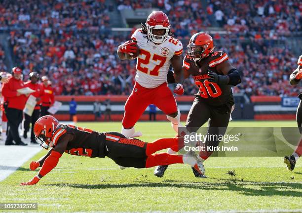 Kareem Hunt of the Kansas City Chiefs avoids a tackle by Jabrill Peppers of the Cleveland Browns during the second quarter at FirstEnergy Stadium on...