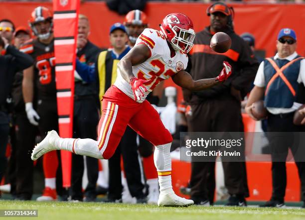 Spencer Ware of the Kansas City Chiefs makes a catch during the third quarter against the Cleveland Browns at FirstEnergy Stadium on November 4, 2018...