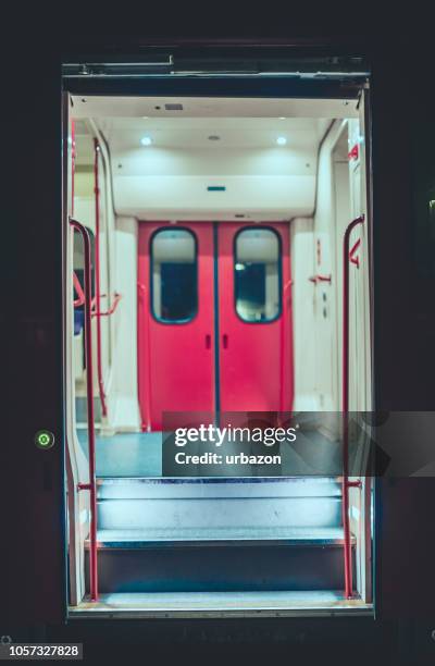 tren rojo puerta - vagón fotografías e imágenes de stock