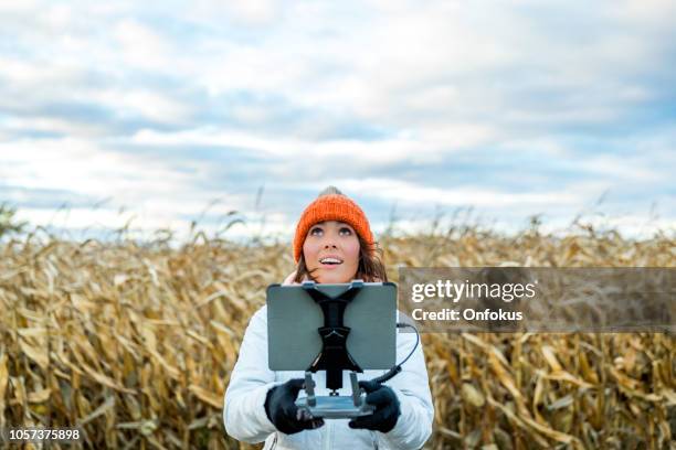 frau pilot mit drone fernbedienung mit einem tablet-mount - drohnenperspektive stock-fotos und bilder