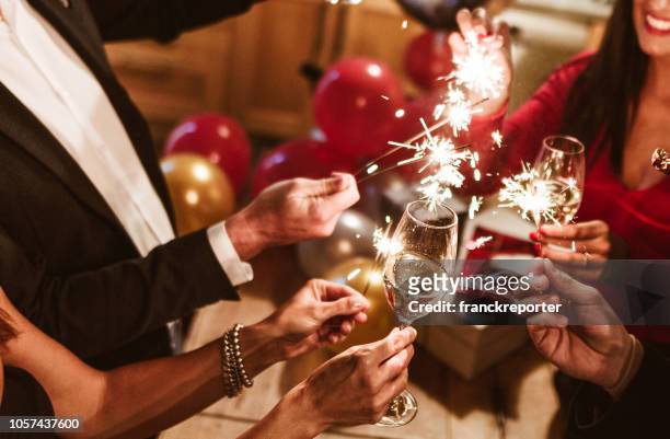 nieuwjaar feest met champagne - sparklers stockfoto's en -beelden