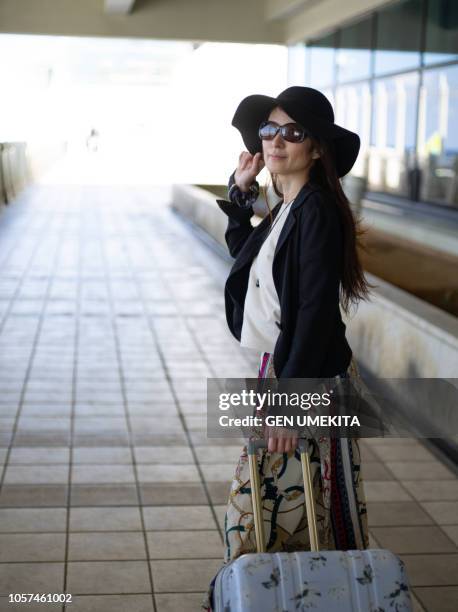 woman traveling at air port - passenger muzikant stockfoto's en -beelden