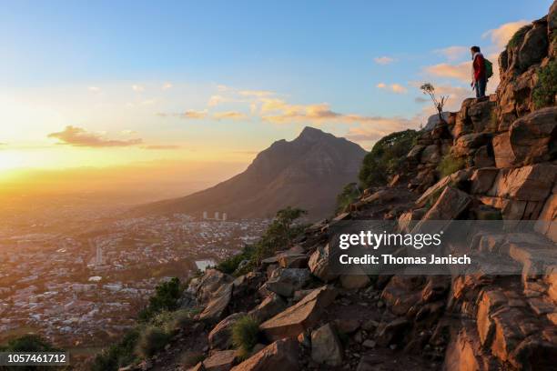 girl hiking up lion's head during sunrise, cape town, south africa - cape town south africa photos et images de collection
