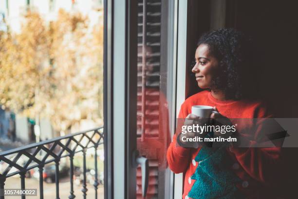バルセロナでクリスマス休暇を過ごす混血女性 - coffee christmas ストックフォトと画像
