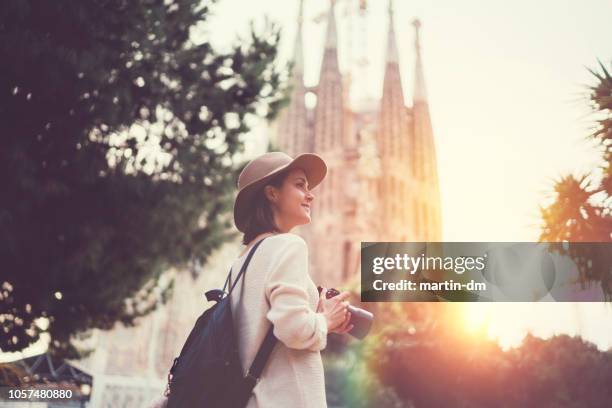 mujer turista con cámara explorando barcelona - barcelona españa fotografías e imágenes de stock