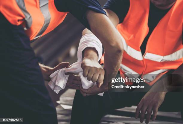 close up van lichamelijk letsel op het werk. - personal injury stockfoto's en -beelden