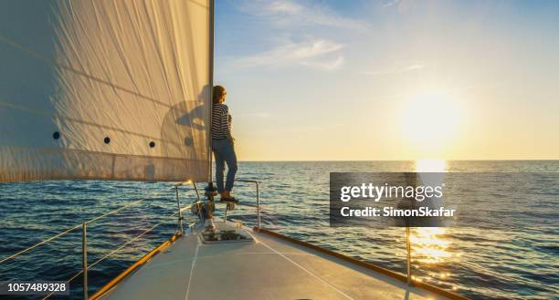 mujer está en el borde de proa, croacia - sailboat fotografías e imágenes de stock