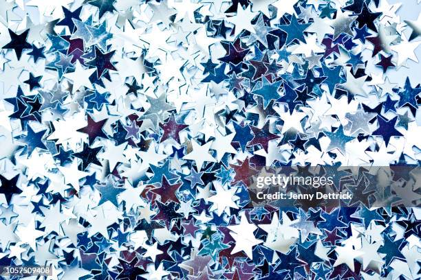 silver stars - blue confetti stockfoto's en -beelden