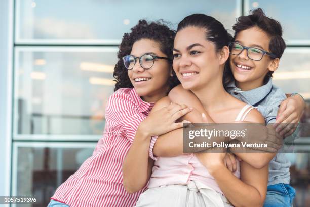 amour maternel - famille avec des lunettes de vue photos et images de collection