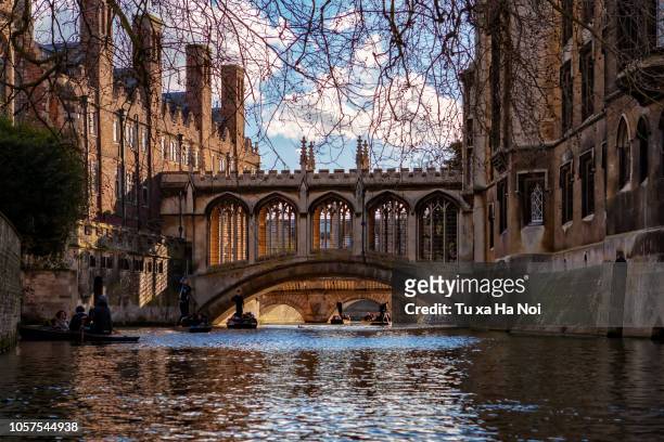 punting on river cam under bridge of sighs, cambridge - cambridge england stock pictures, royalty-free photos & images