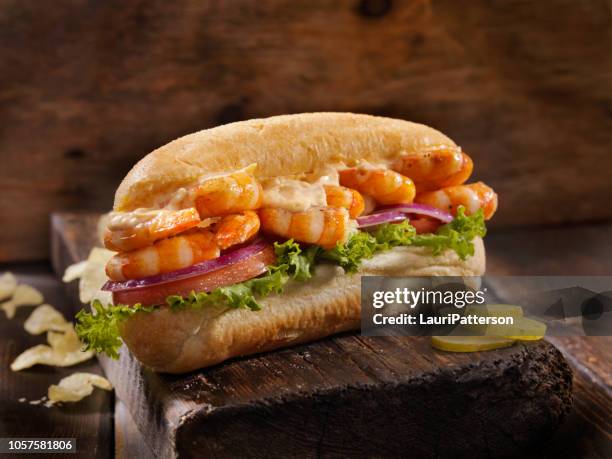 gegrilde garnalen po boy sub met pittige mayo - prawn stockfoto's en -beelden