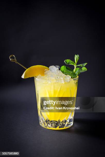 fresh coctail drink on black background - food photography dark background blue stock-fotos und bilder