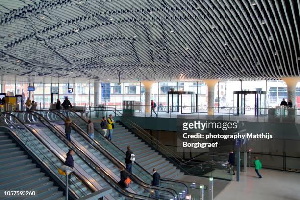 travellers accessing the underground train station of delft - matthijs borghgraef fotografías e imágenes de stock