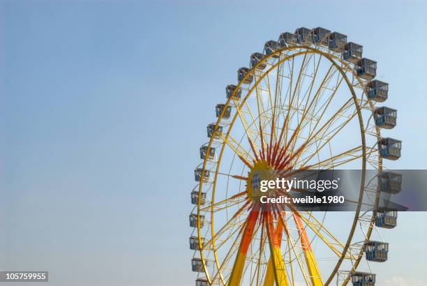ferris wheel-riesenrad - noria fotografías e imágenes de stock