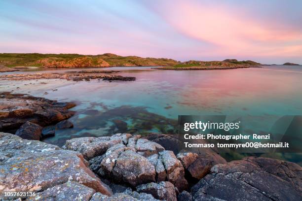 ross of mull sandy beach at sunset with clouds and crystal water - camp crystal lake fotografías e imágenes de stock