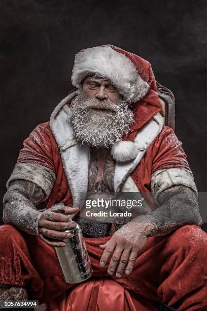 müde, schlecht santa claus - dirty santa stock-fotos und bilder