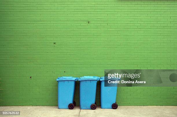blue bins - lata de lixo imagens e fotografias de stock