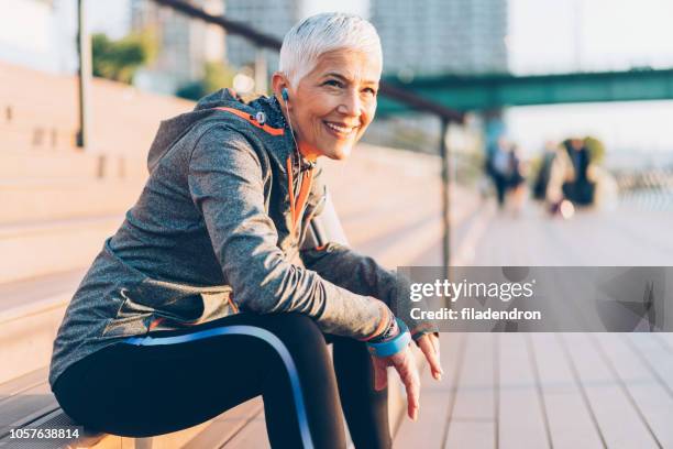 senior vrouw sport - wellbeing city stockfoto's en -beelden