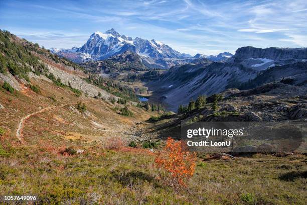 mount shuksan in autumn, wa, usa - mt shuksan imagens e fotografias de stock