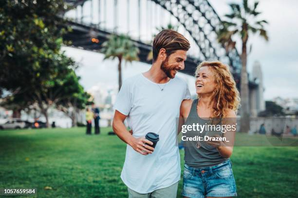 genieten van stedentrip in sydney, australië - mid adult couple stockfoto's en -beelden