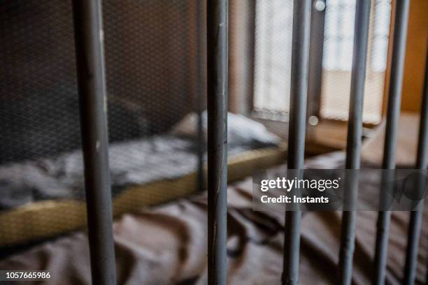 glimp in het interieur van een oude gevangenis. - prison cell stockfoto's en -beelden