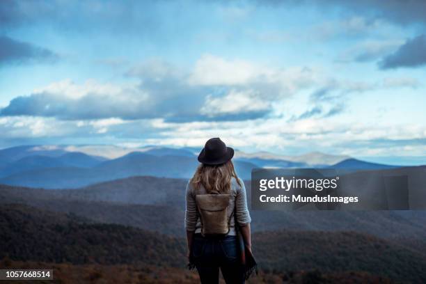 mujer joven caminatas por hermosas montañas. - pilgrimage fotografías e imágenes de stock