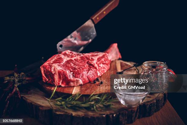 bistecca t-bone di alta qualità - macellaio foto e immagini stock