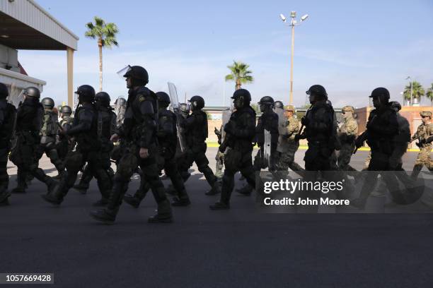 Us Border Troops Razor Wire Photos and Premium High Res Pictures ...