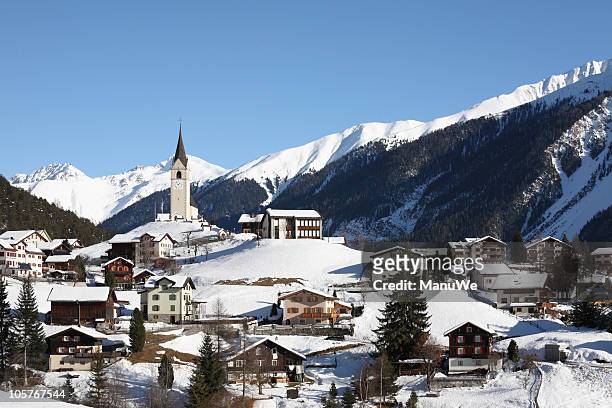 mountain village en invierno alpes cerca de davos - davos fotografías e imágenes de stock