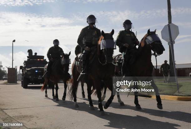 Us Border Troops Razor Wire Photos and Premium High Res Pictures ...