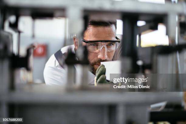 fabrikarbeiter - maschine stock-fotos und bilder