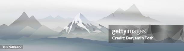 sonnenaufgang im schnee bedeckt berge landschaft mit nebel panorama - mountain range stock-grafiken, -clipart, -cartoons und -symbole